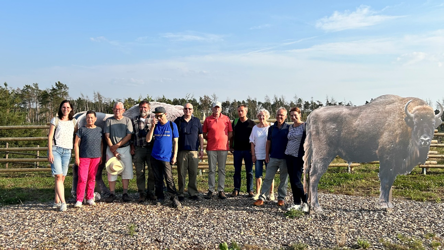 Gruppenbild der Teilnehmenden an der Exkursion des Förderausschusses der Lokalen Aktionsgruppe Darmstadt-Dieburg auf der Aussichtsplattform der MUNA in Münster-Breitefeld